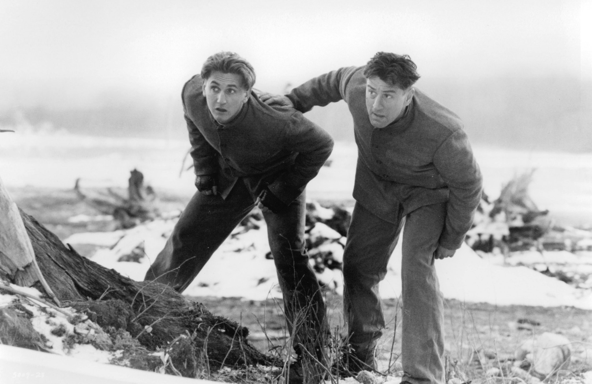 Robert De Niro and Sean Penn in Мы не ангелы (1989)