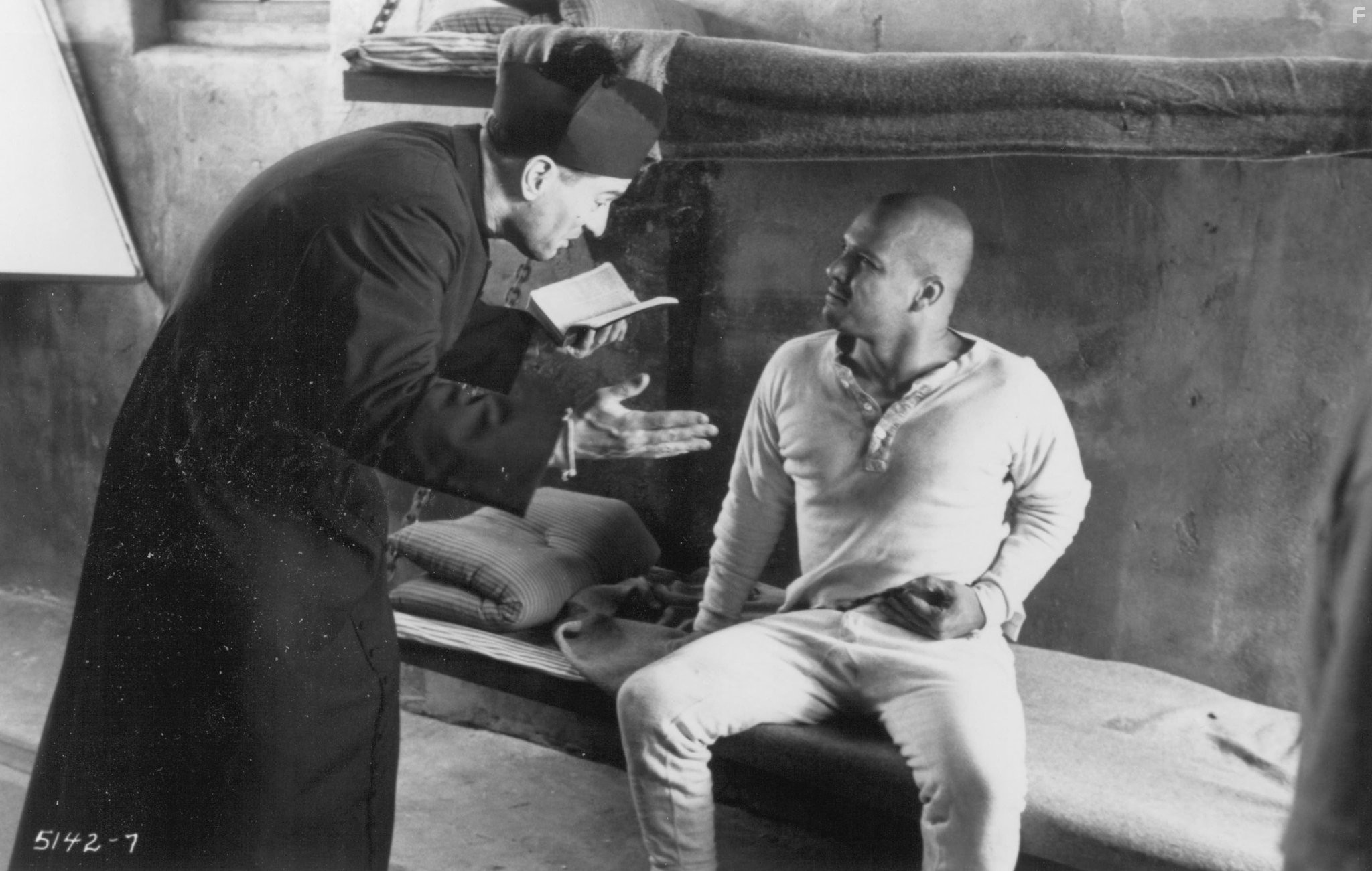 Robert De Niro and James Russo in Мы не ангелы (1989)