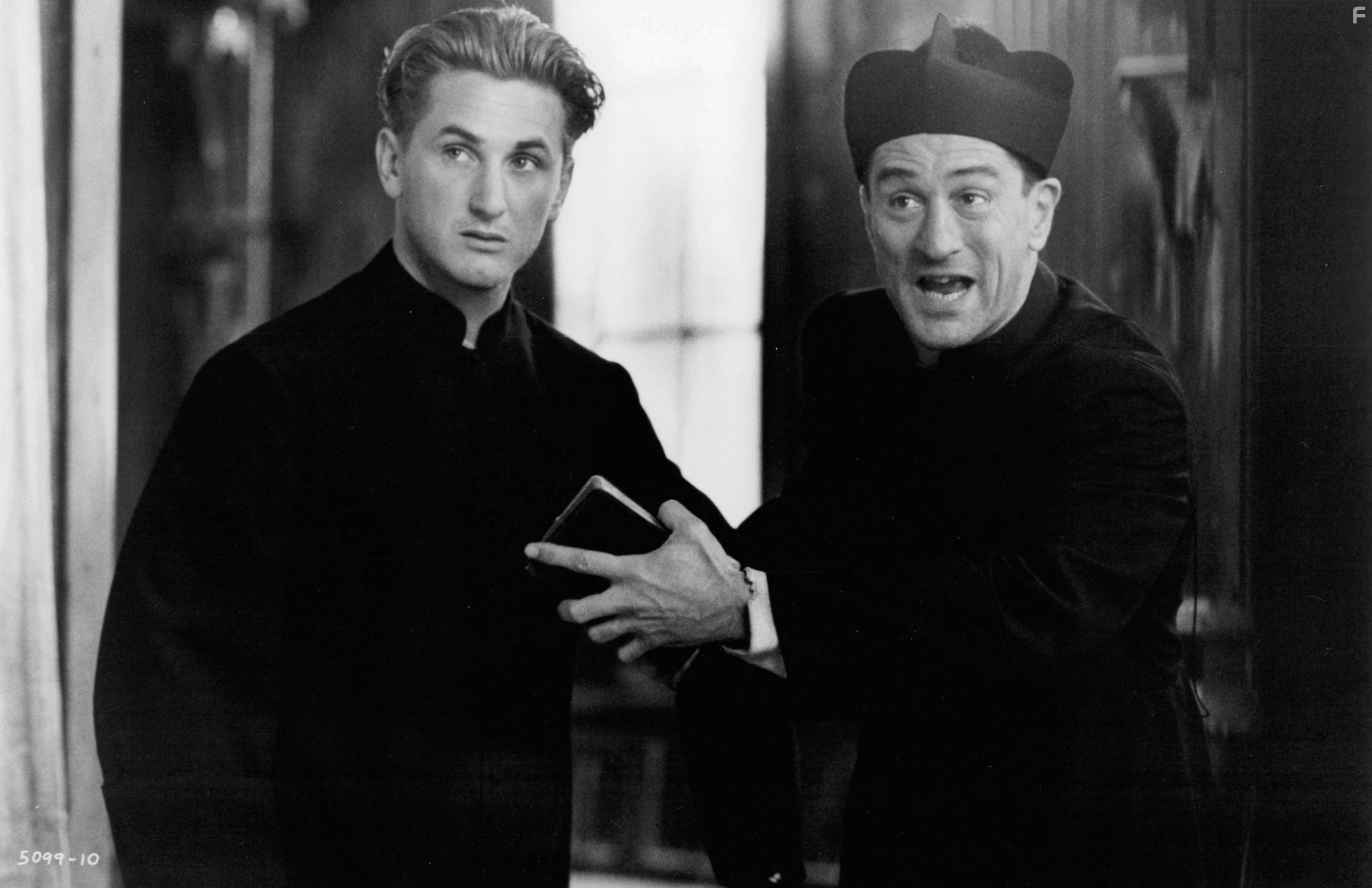 Robert De Niro and Sean Penn in Мы не ангелы (1989)