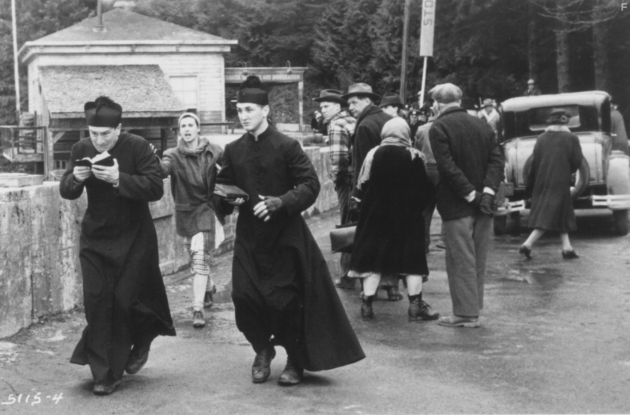 Robert De Niro and Sean Penn in Мы не ангелы (1989)