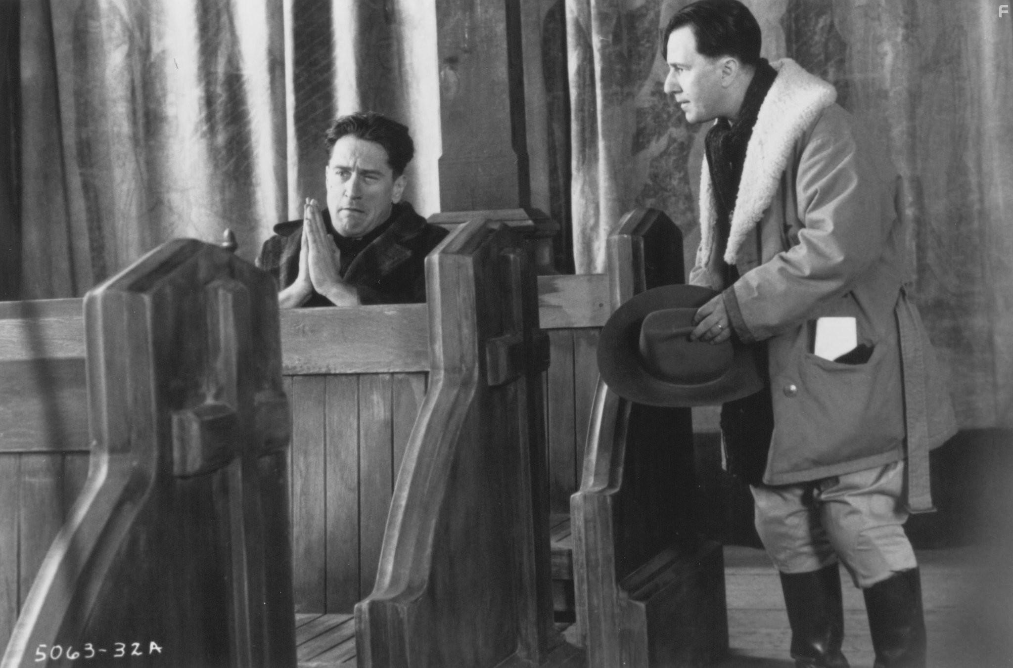 Robert De Niro and Bruno Kirby in Мы не ангелы (1989)