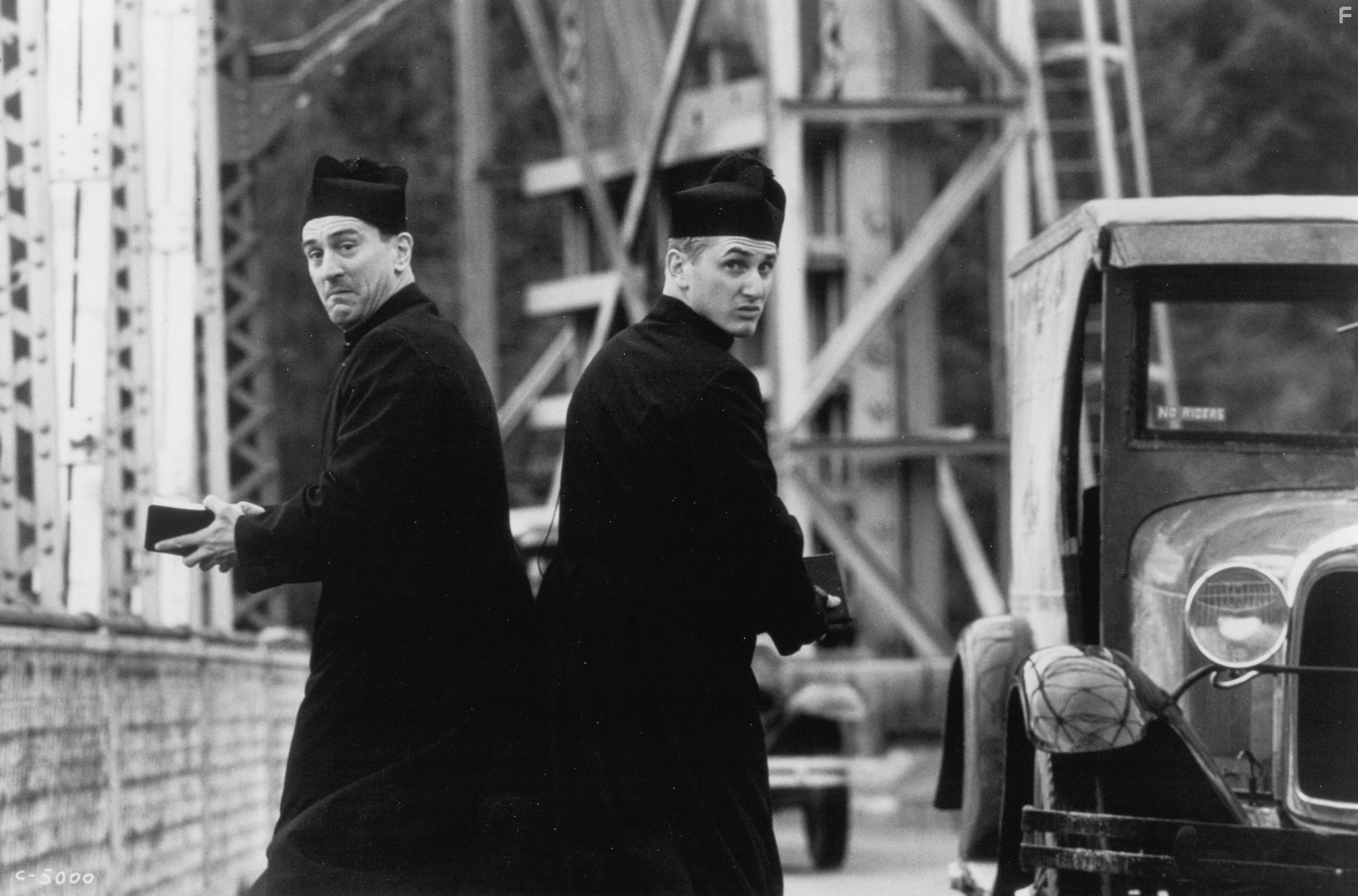 Robert De Niro and Sean Penn in Мы не ангелы (1989)