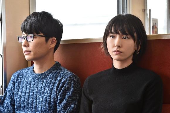 Yui Aragaki and Gen Hoshino in Nigeru wa haji daga, yaku ni tatsu (2016)
