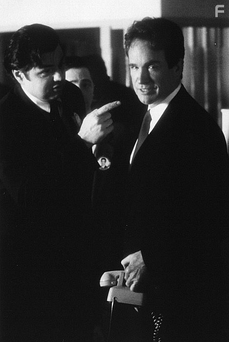 Warren Beatty and Oliver Platt in Булворт (1998)