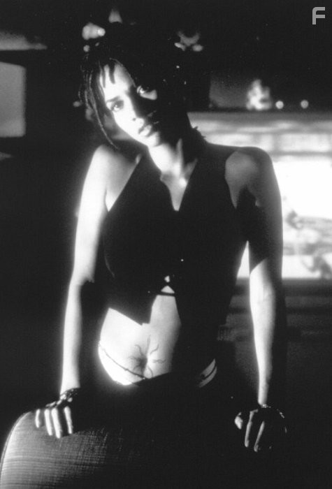 Halle Berry in Булворт (1998)
