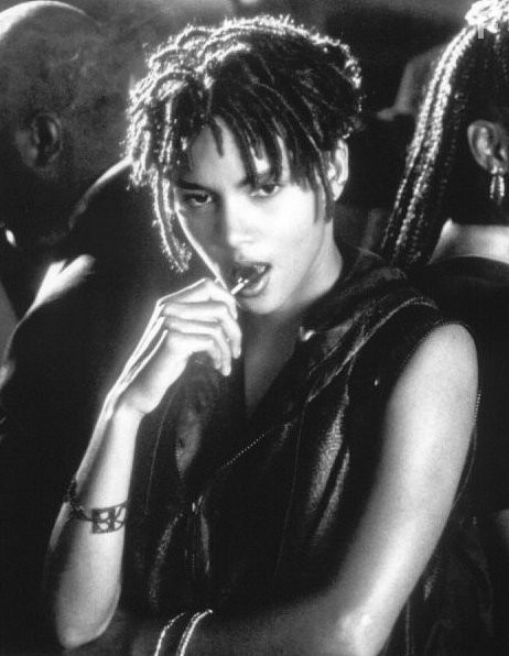 Halle Berry in Булворт (1998)