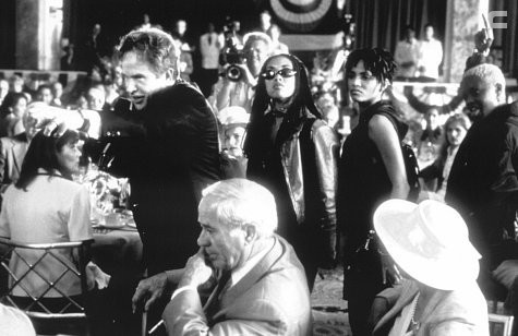 Warren Beatty, Halle Berry, Ariyan A. Johnson, and Michelle Morgan in Булворт (1998)