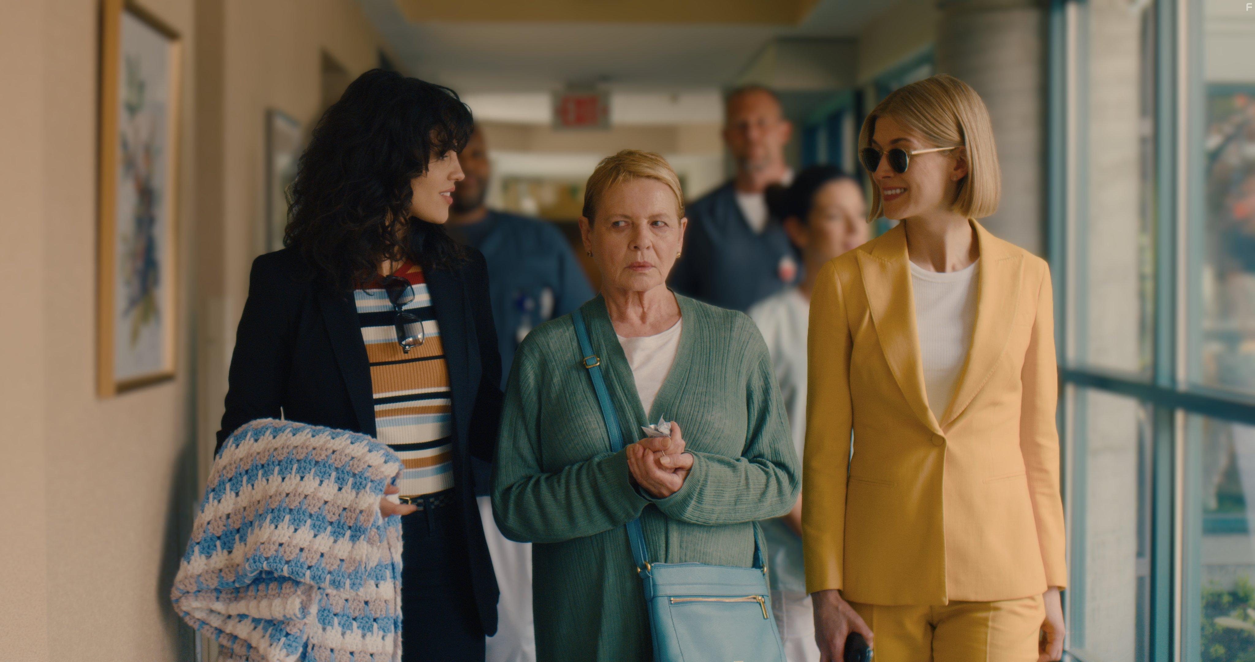 Dianne Wiest, Rosamund Pike, Ava Gaudet, and Eiza Gonzlez in I Care a Lot (2020)