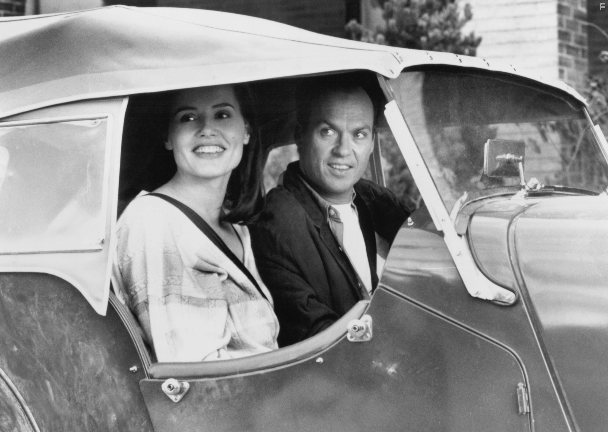 Geena Davis and Michael Keaton in Без слов (1994)