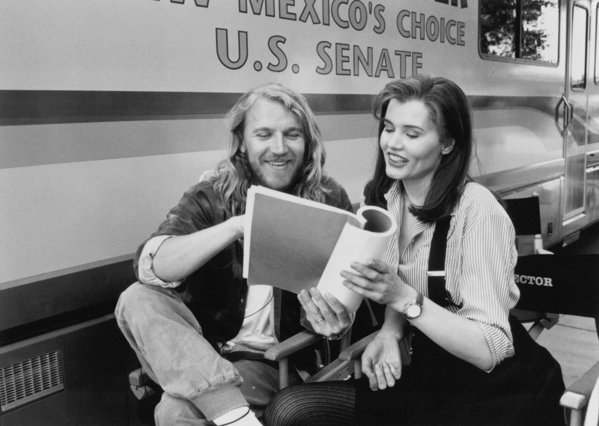 Geena Davis and Renny Harlin in Без слов (1994)