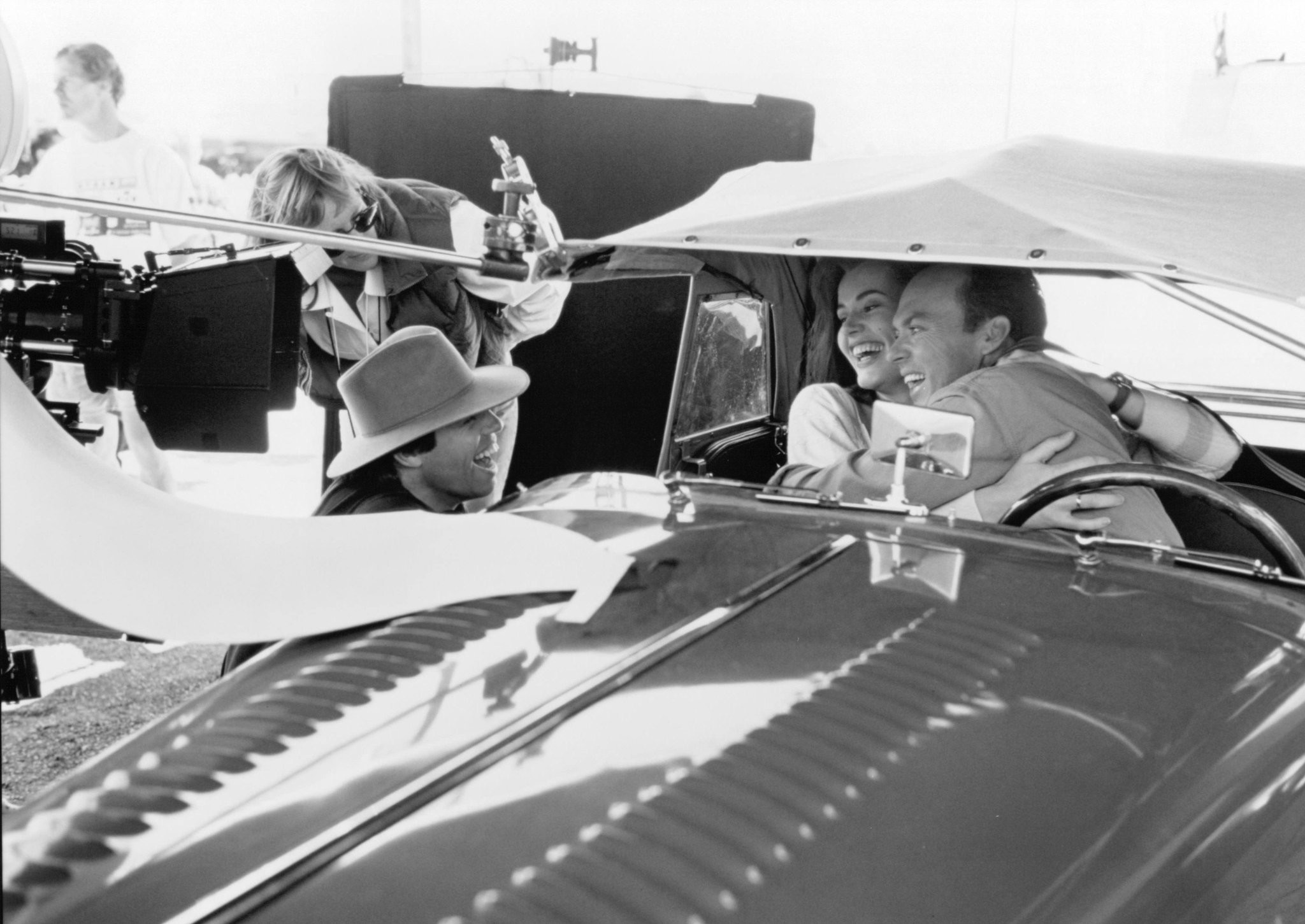 Geena Davis, Michael Keaton, and Ron Underwood in Без слов (1994)