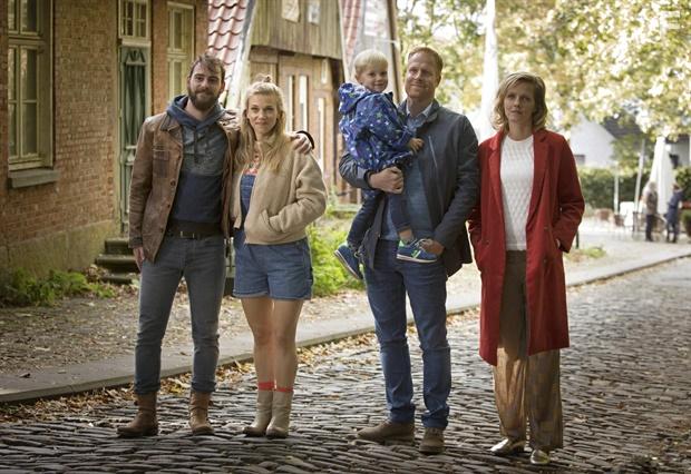 Aniek Stokkers, Stef Assen, Ferdi Stofmeel, and Leonie ter Braak in De Beentjes van Sint-Hildegard (2020)