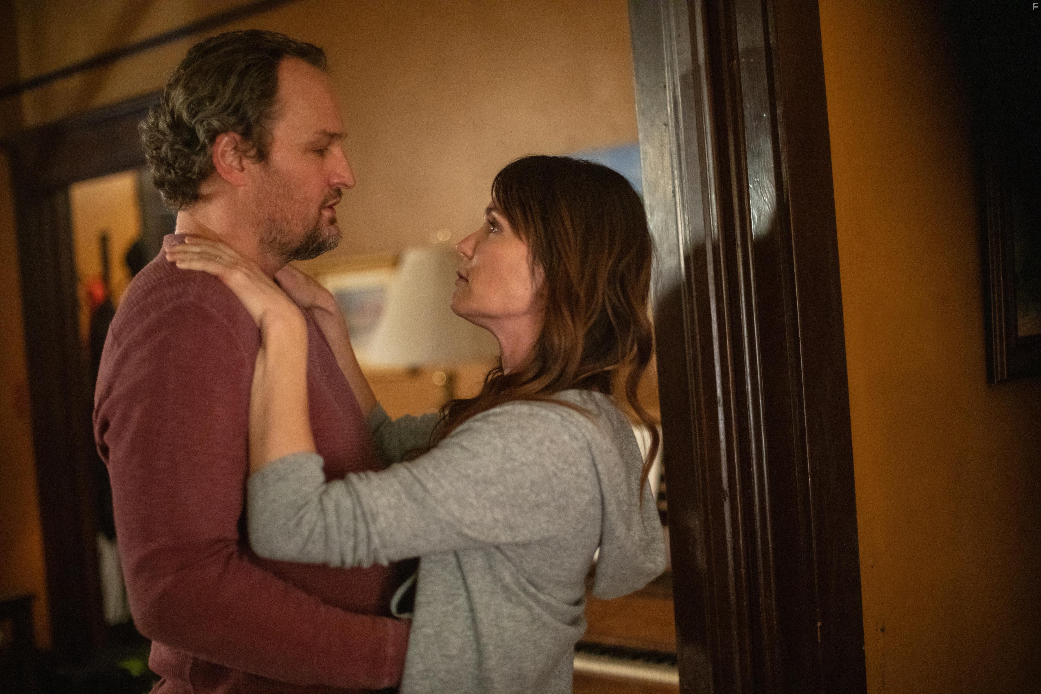 Jason Clarke and Katie Aselton in Silk Road (2021)