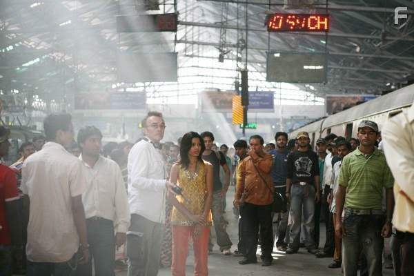 Danny Boyle and Freida Pinto in Миллионер из трущоб (2008)