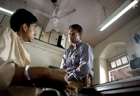 Irrfan Khan and Dev Patel in Миллионер из трущоб (2008)