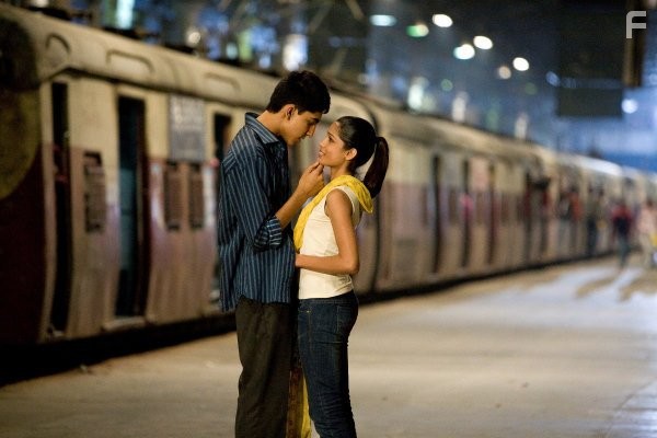Dev Patel and Freida Pinto in Миллионер из трущоб (2008)