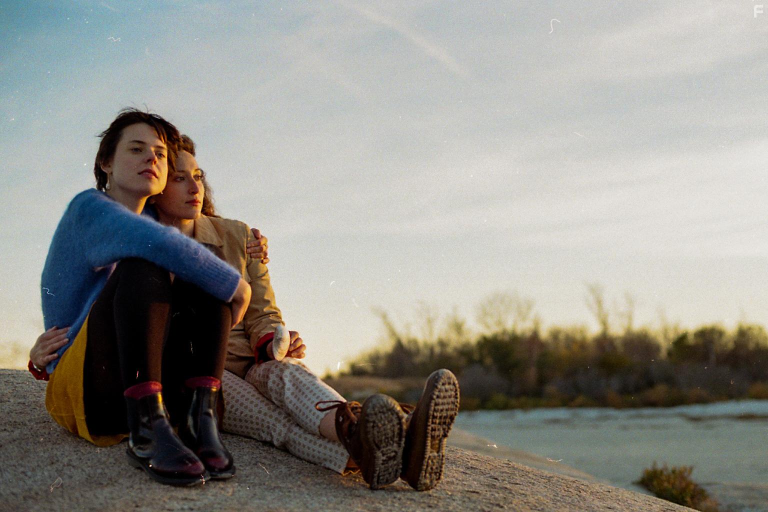 Daniella Alma and Esther Hafner in Being Dead (2020)