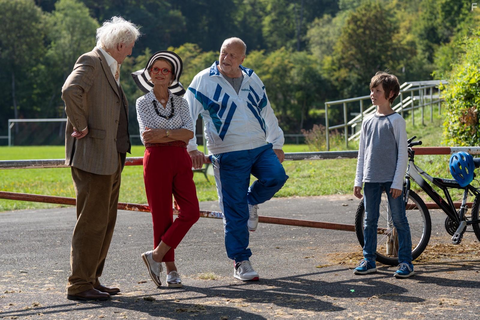 Uschi Glas, Gnther Maria Halmer, Thomas Thieme, and Jona Eisenbltter in Max und die wilde 7 (2020)