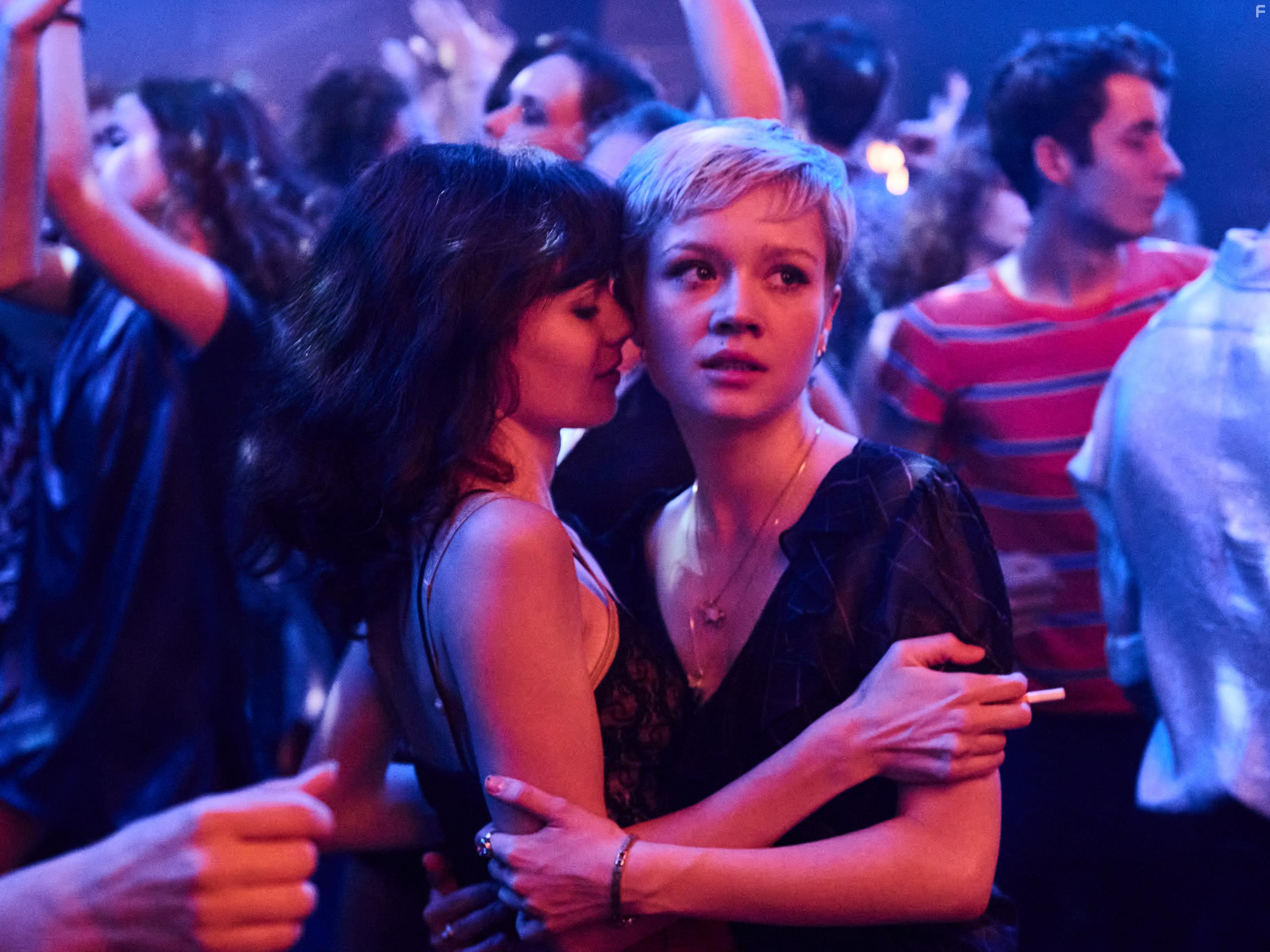 Lea Drinda and Jana McKinnon in Wir Kinder vom Bahnhof Zoo (2021)