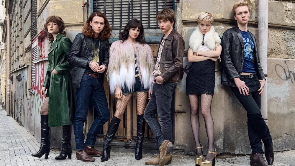 Lea Drinda, Jana McKinnon, Jeremias Meyer, Michelangelo Fortuzzi, Bruno Alexander, and Lena Urzendowsky in Wir Kinder vom Bahnhof Zoo (2021)