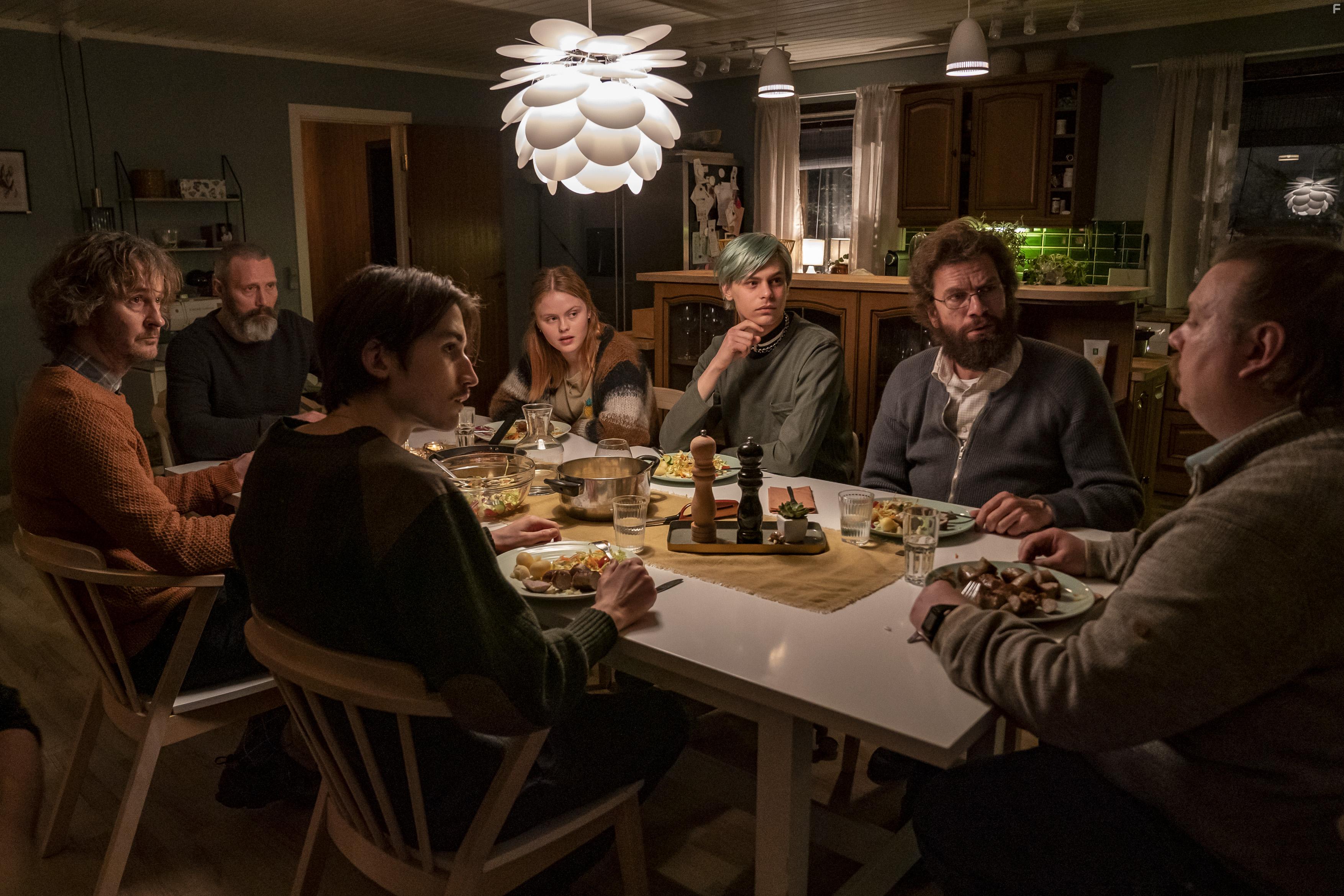 Nicolas Bro, Lars Brygmann, Nikolaj Lie Kaas, Mads Mikkelsen, Andrea Heick Gadeberg, Albert Rudbeck Lindhardt, and Gustav Lindh in Retfrdighedens ryttere (2020)