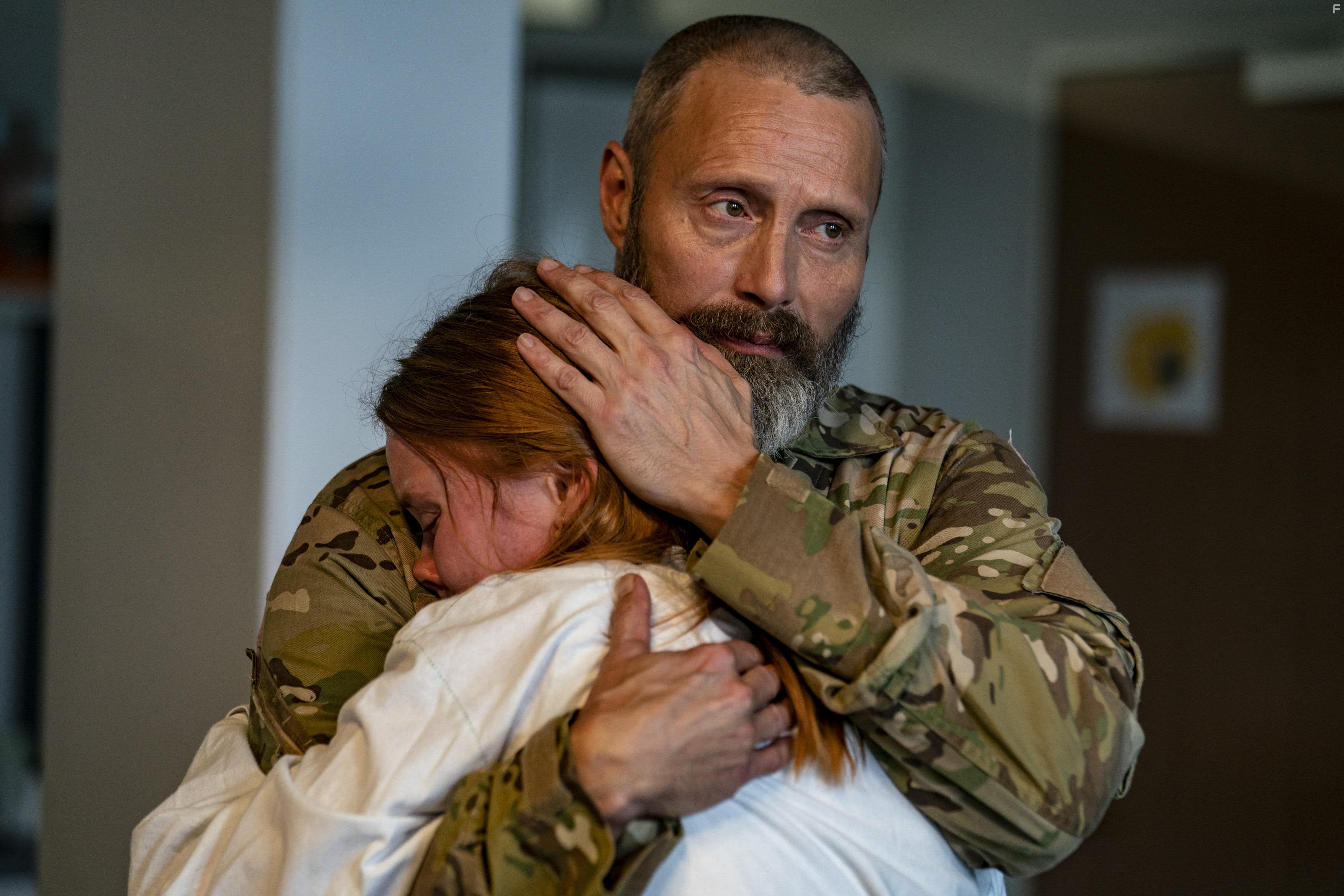 Mads Mikkelsen and Andrea Heick Gadeberg in Retfrdighedens ryttere (2020)