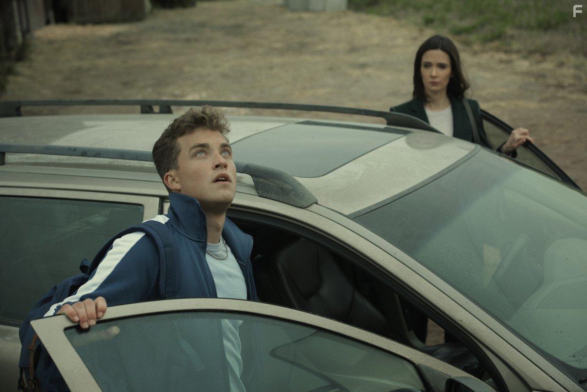 Elizabeth Tulloch and Jordan Elsass in Superman and Lois (2021)