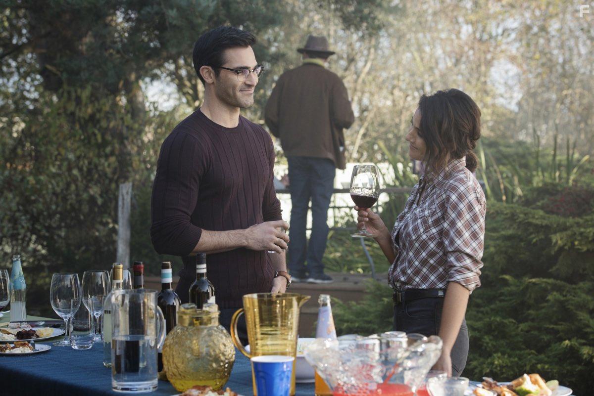 Emmanuelle Chriqui and Tyler Hoechlin in Superman and Lois (2021)