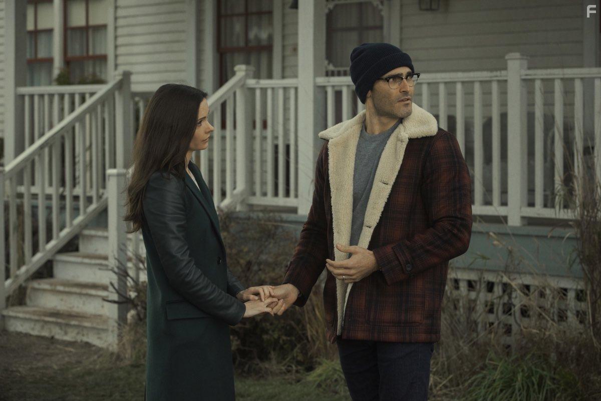 Tyler Hoechlin and Elizabeth Tulloch in Superman and Lois (2021)