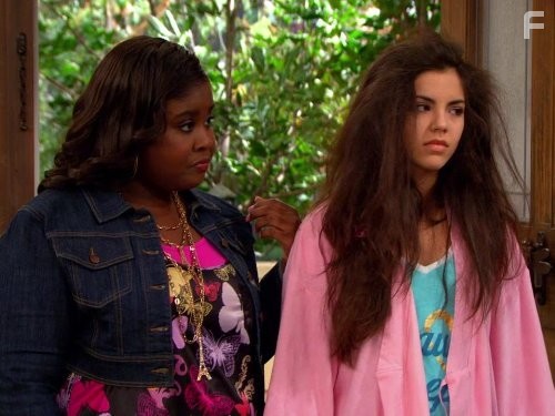 Raven Goodwin and Samantha Boscarino in Держись, Чарли! (2010)