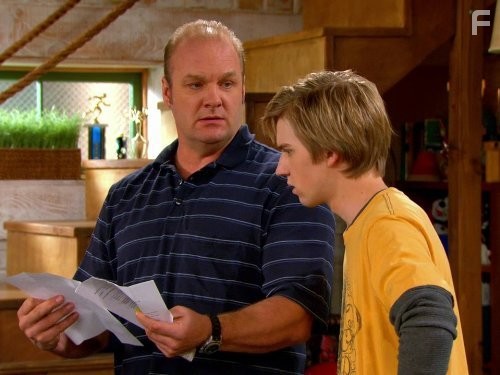 Eric Allan Kramer and Jason Dolley in Держись, Чарли! (2010)