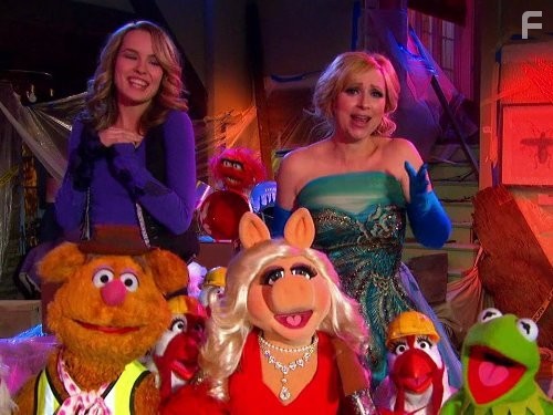 Leigh-Allyn Baker and Bridgit Mendler in Держись, Чарли! (2010)