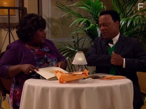 Ellia English and William Allen Young in Держись, Чарли! (2010)