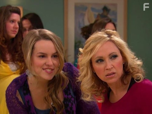 Leigh-Allyn Baker and Bridgit Mendler in Держись, Чарли! (2010)