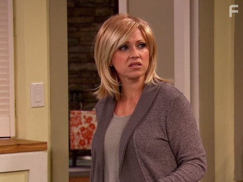 Leigh-Allyn Baker in Держись, Чарли! (2010)