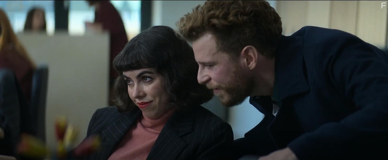 Roco Len and lvaro Cervantes in Loco por ella (2021)