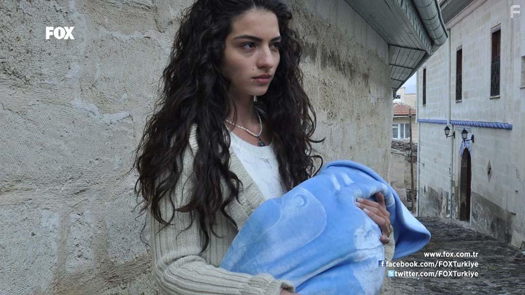 Melisa Pamuk in Yer Gk Ask (2010)