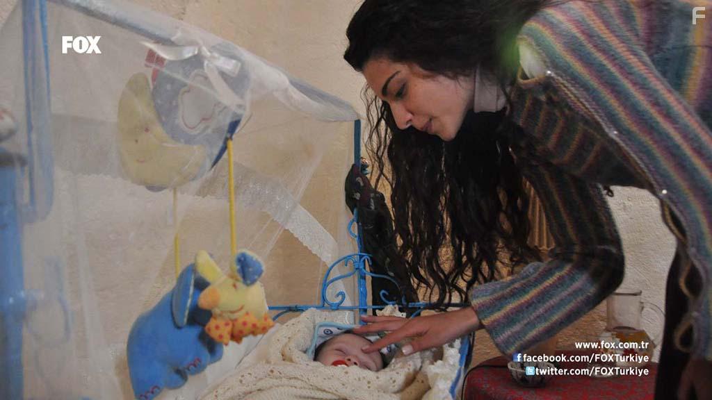 Melisa Pamuk in Yer Gk Ask (2010)