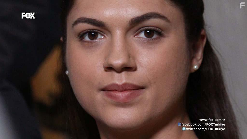 Ipek Erdem in Yer Gk Ask (2010)