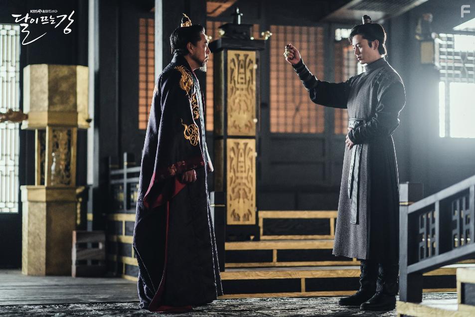 Pub-lae Kim and Ji-Hoon Lee in Daleui Ddeuneun Gang (2021)