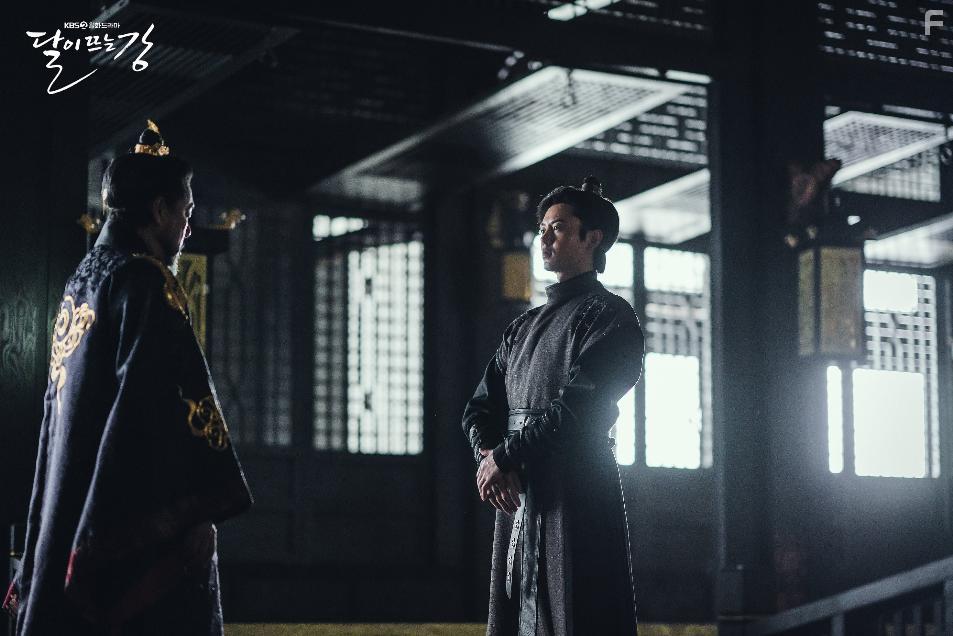 Pub-lae Kim and Ji-Hoon Lee in Daleui Ddeuneun Gang (2021)