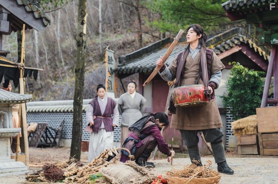 Kim So-Hyun and Ji Soo in Daleui Ddeuneun Gang (2021)