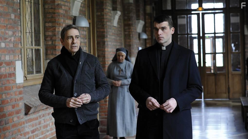 Alain Chamfort and Stanley Weber in La Sainte Famille (2017)