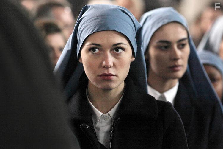 'La Sainte Famille' Directed by Marion SARRAULT