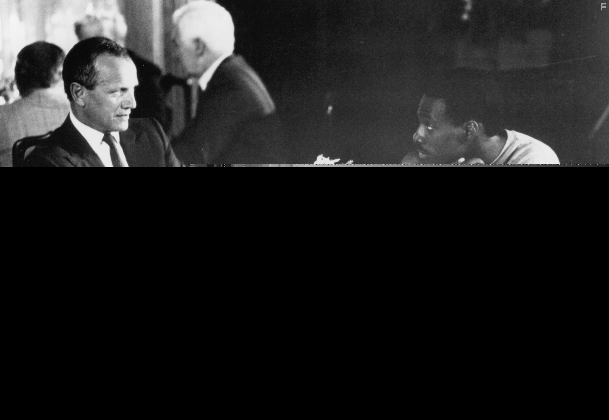 Eddie Murphy and Steven Berkoff in Полицейский из Беверли-Хиллз (1984)