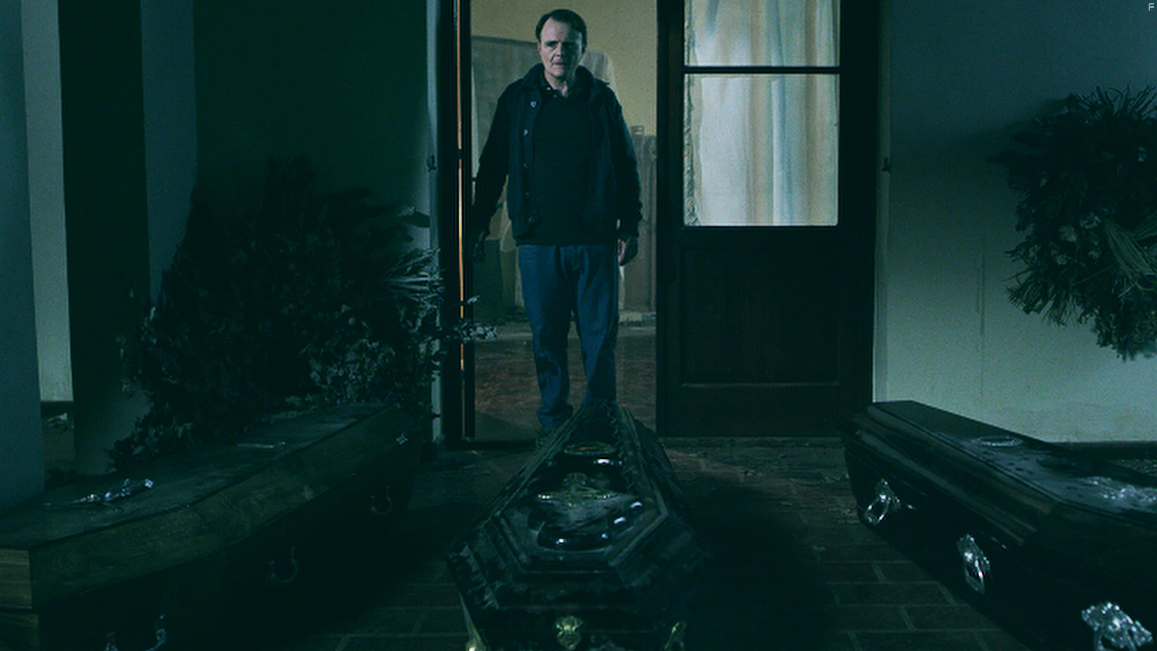 Luis Machn in La Funeraria (2020)