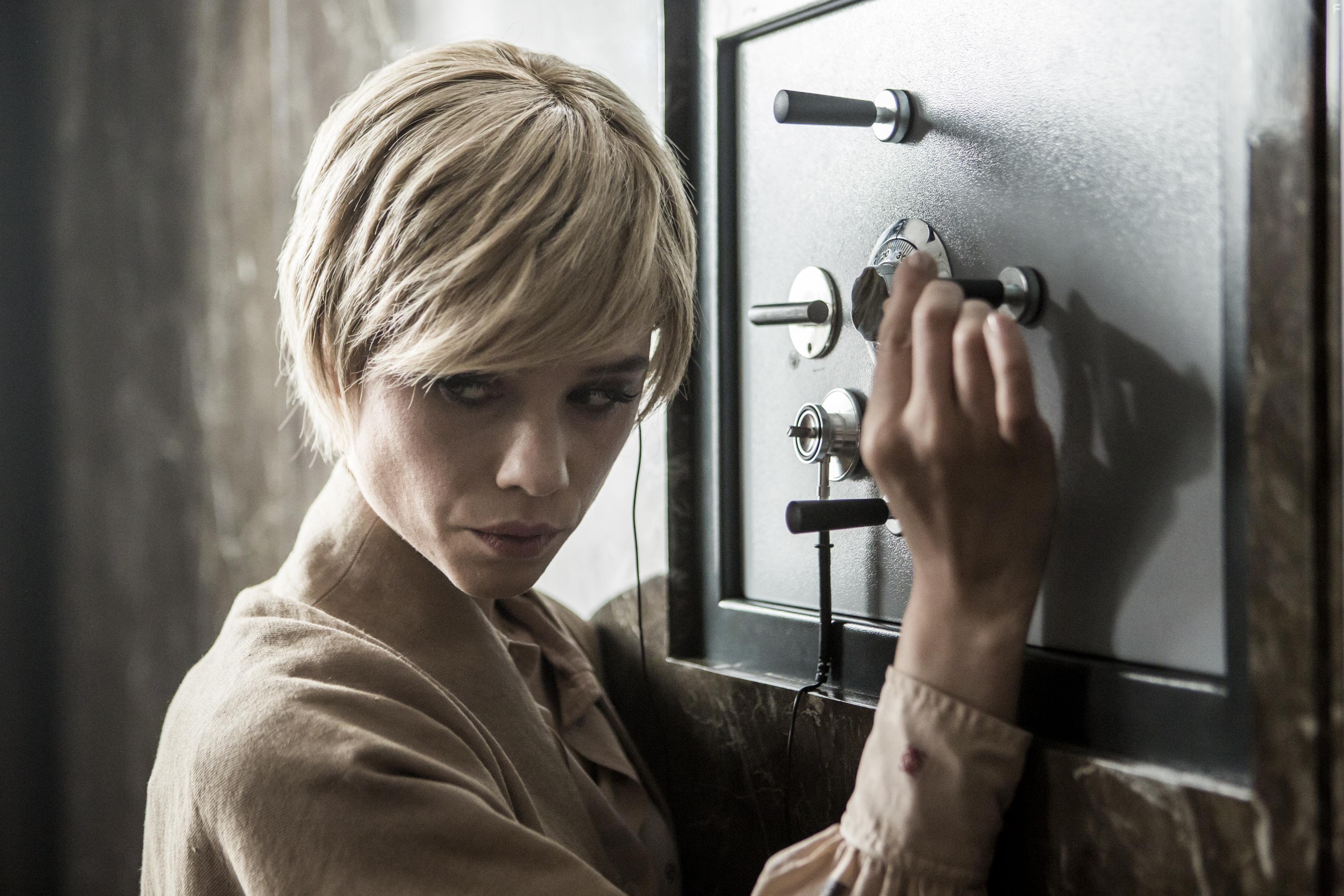 Astrid Bergs-Frisbey in Way Down (2021)