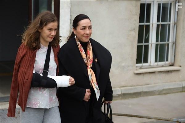 Binnur Kaya and Burcu Biricik in Kirmizi Oda (2020)