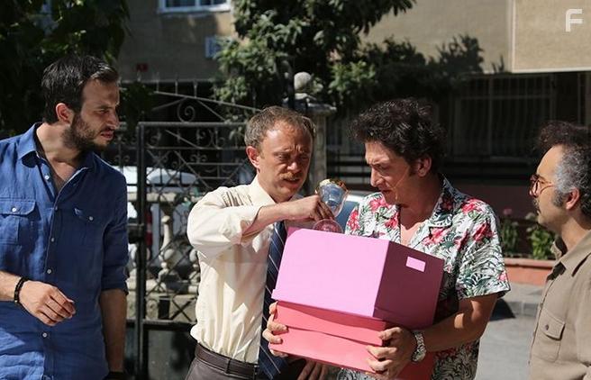 Tansu Bier, Osman Sonant, Nadir Saribacak, and Fatih Artman in Bes Kardes (2015)