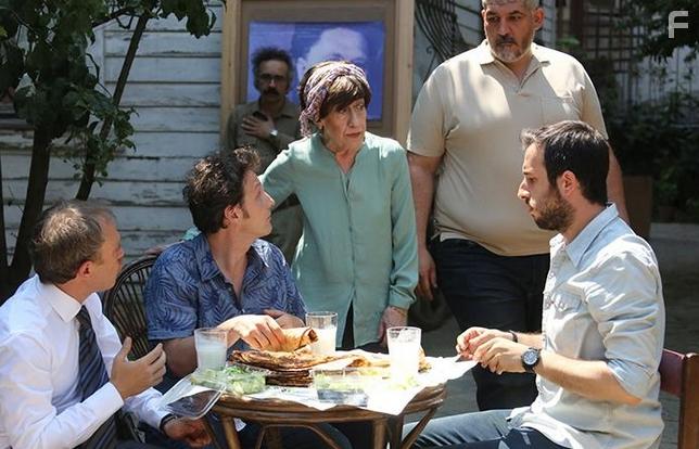 Aysen Gruda, Tansu Bier, Osman Sonant, Nadir Saribacak, Serhat Talay, and Fatih Artman in Bes Kardes (2015)